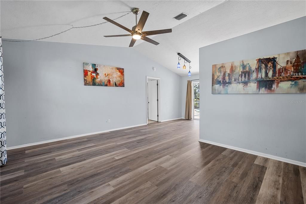 En Venta: $499,000 (3 camas, 2 baños, 1800 Pies cuadrados)