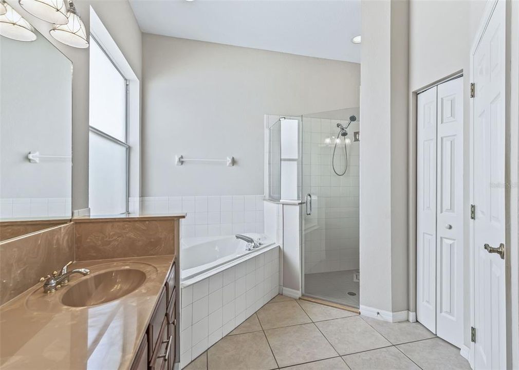 For Sale: $349,000 (2 beds, 2 baths, 1673 Square Feet)