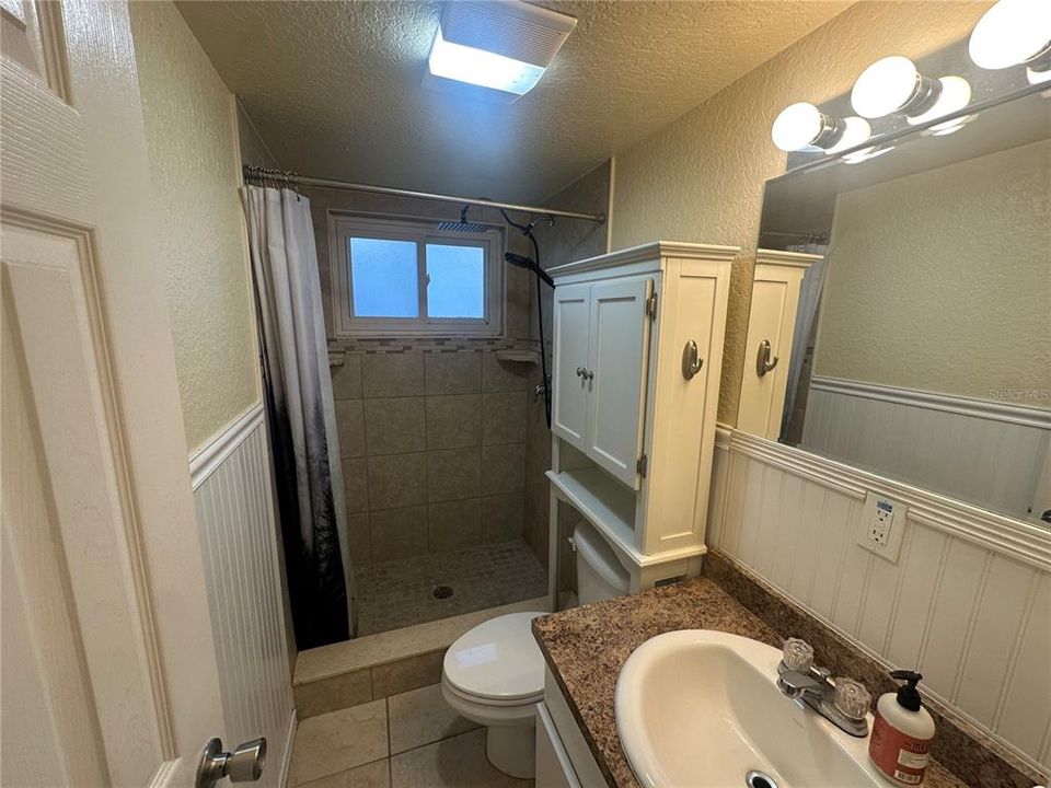 For Rent: $1,400 (2 beds, 1 baths, 1052 Square Feet)