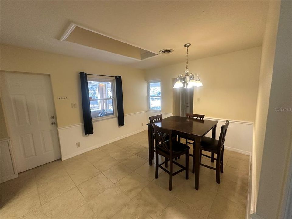 For Rent: $1,400 (2 beds, 1 baths, 1052 Square Feet)