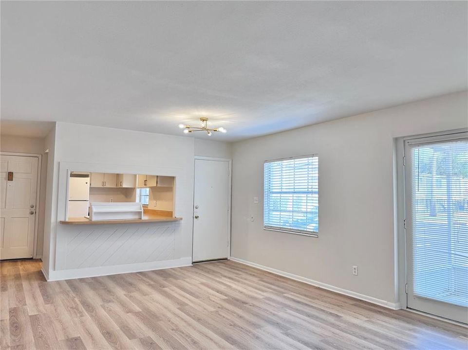 For Rent: $1,195 (1 beds, 1 baths, 735 Square Feet)