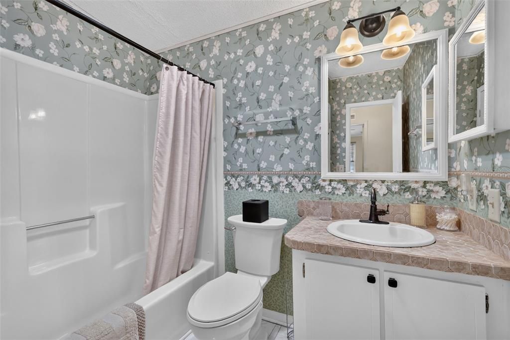 For Sale: $198,900 (2 beds, 2 baths, 1040 Square Feet)