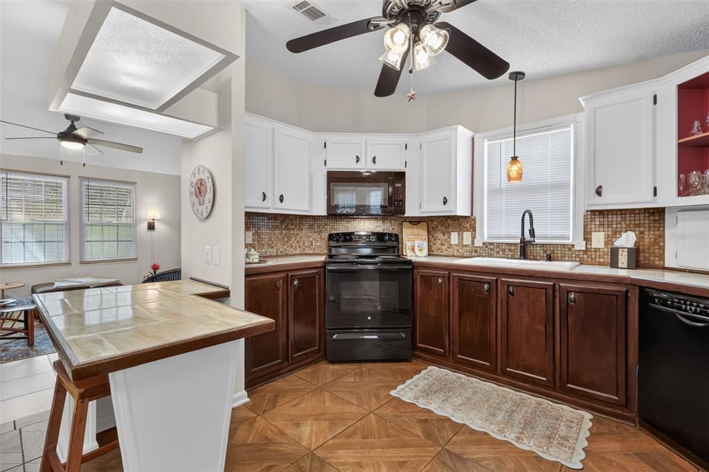 For Sale: $198,900 (2 beds, 2 baths, 1040 Square Feet)