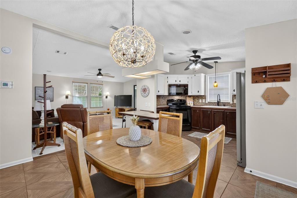 For Sale: $198,900 (2 beds, 2 baths, 1040 Square Feet)