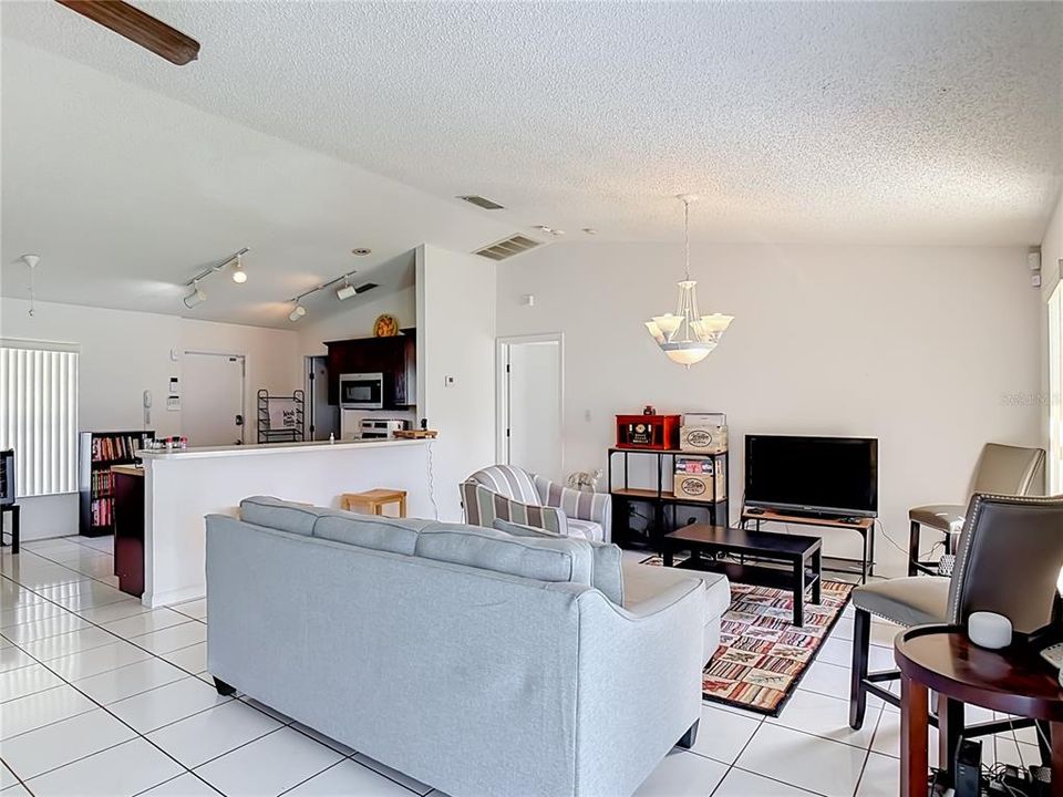 Activo con contrato: $298,000 (3 camas, 2 baños, 1448 Pies cuadrados)