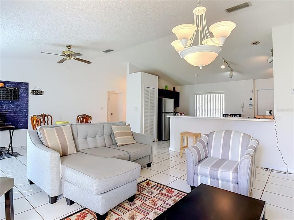 Activo con contrato: $298,000 (3 camas, 2 baños, 1448 Pies cuadrados)