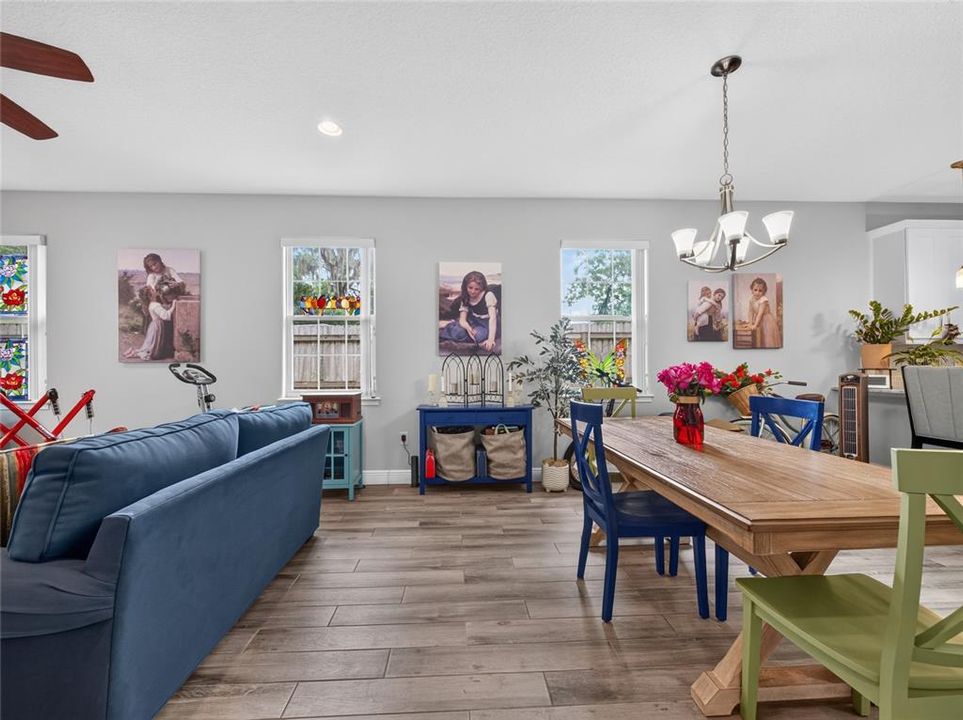 En Venta: $435,000 (4 camas, 2 baños, 1868 Pies cuadrados)