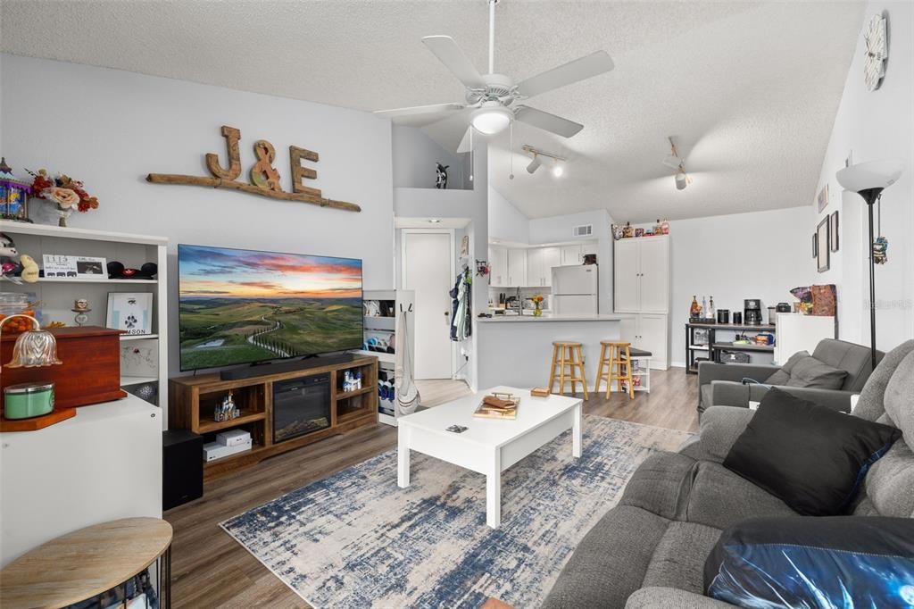 For Sale: $130,000 (1 beds, 1 baths, 735 Square Feet)