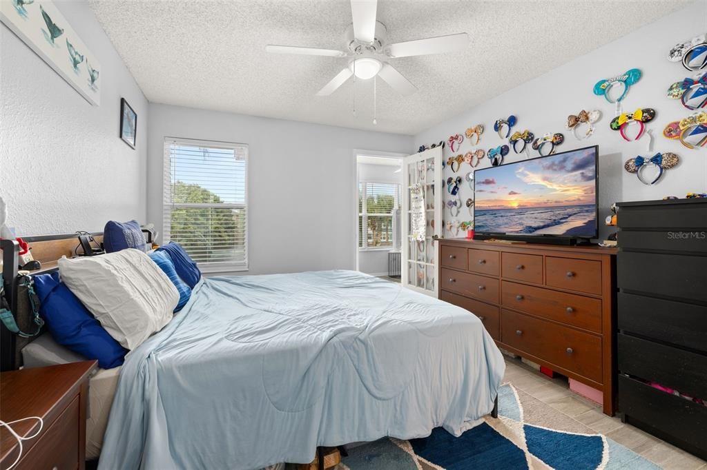 For Sale: $130,000 (1 beds, 1 baths, 735 Square Feet)