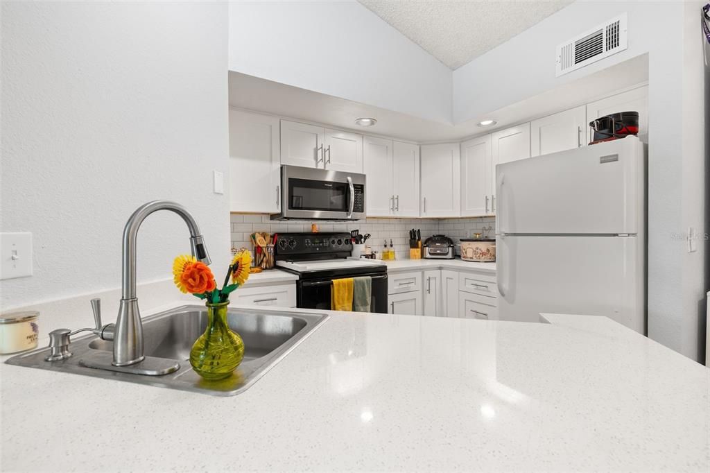 For Sale: $130,000 (1 beds, 1 baths, 735 Square Feet)