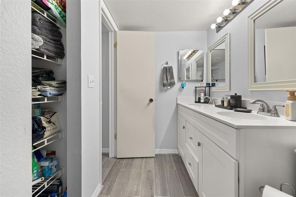 For Sale: $130,000 (1 beds, 1 baths, 735 Square Feet)