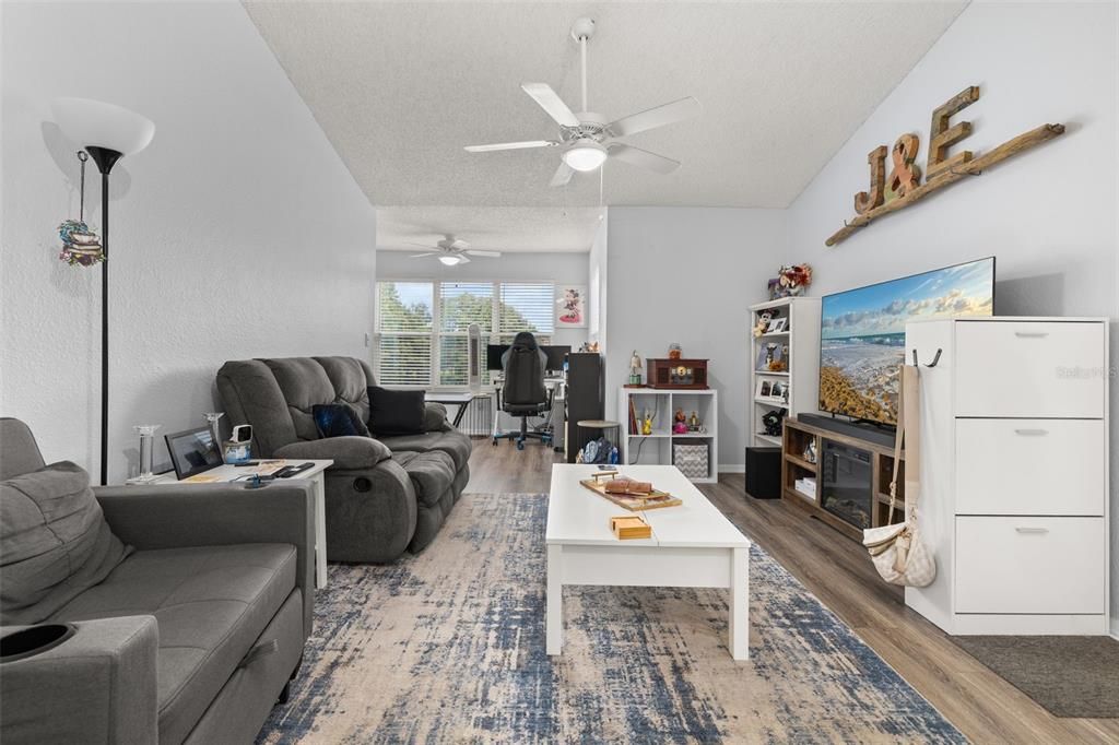 For Sale: $130,000 (1 beds, 1 baths, 735 Square Feet)