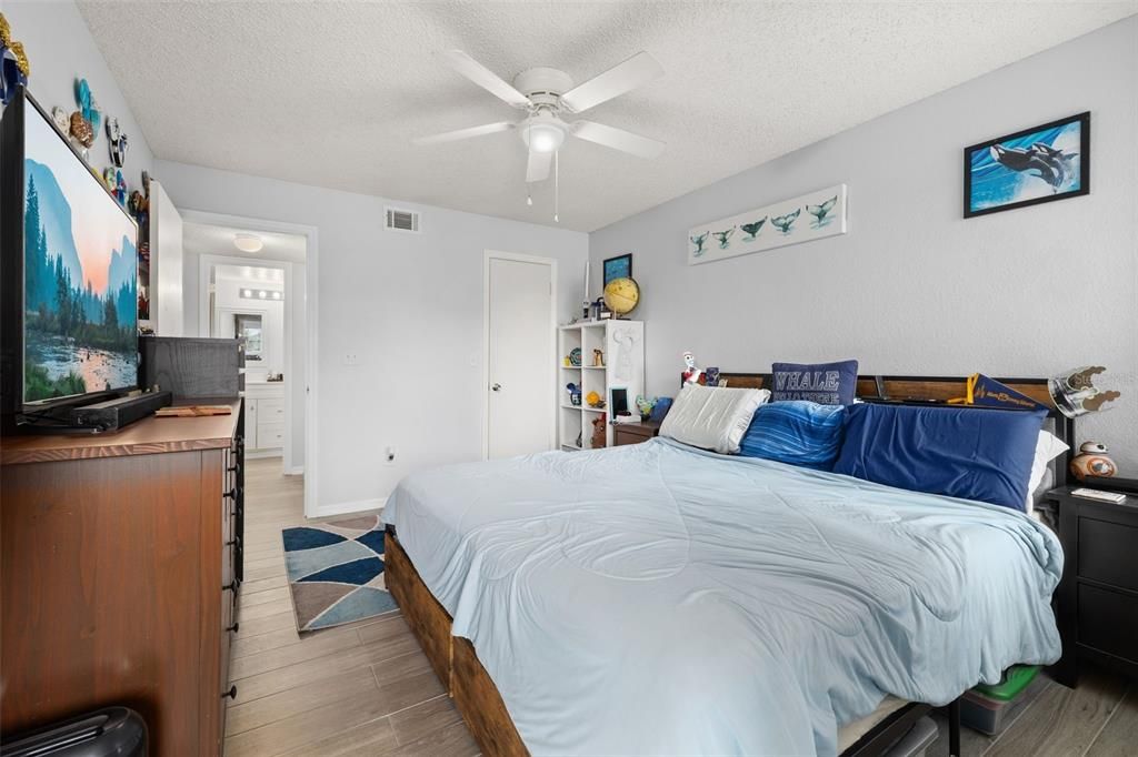 For Sale: $130,000 (1 beds, 1 baths, 735 Square Feet)