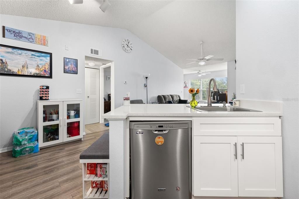 For Sale: $130,000 (1 beds, 1 baths, 735 Square Feet)