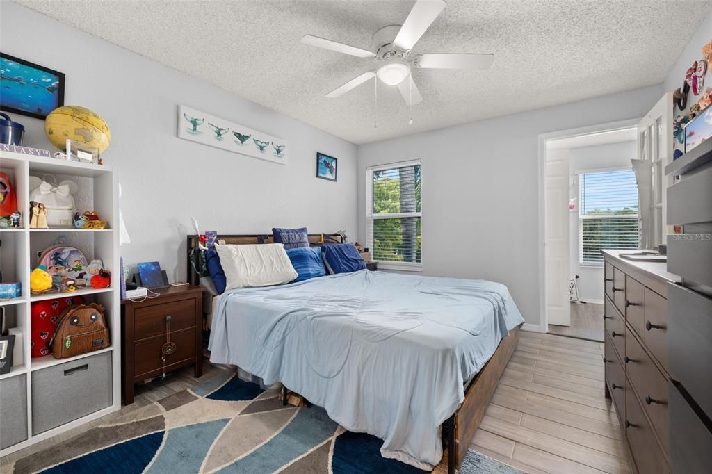 For Sale: $130,000 (1 beds, 1 baths, 735 Square Feet)