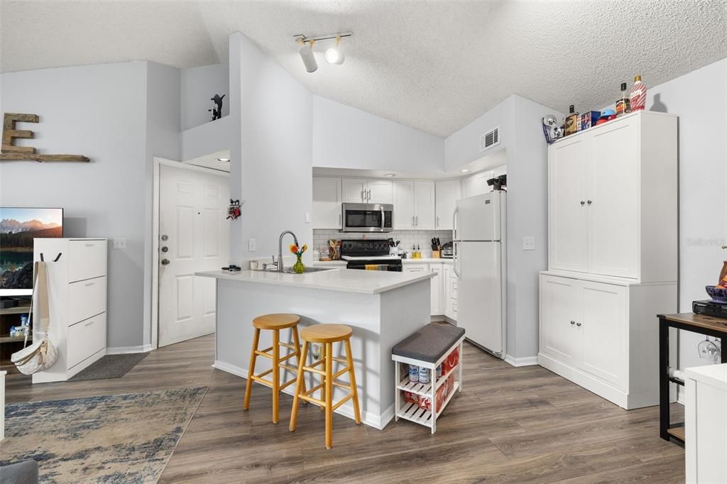 For Sale: $130,000 (1 beds, 1 baths, 735 Square Feet)