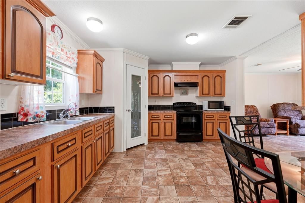 For Sale: $450,000 (6 beds, 4 baths, 2322 Square Feet)