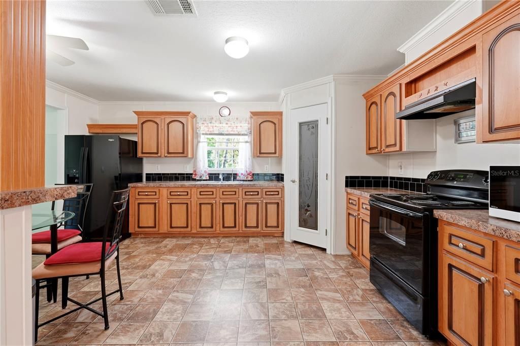 For Sale: $450,000 (6 beds, 4 baths, 2322 Square Feet)
