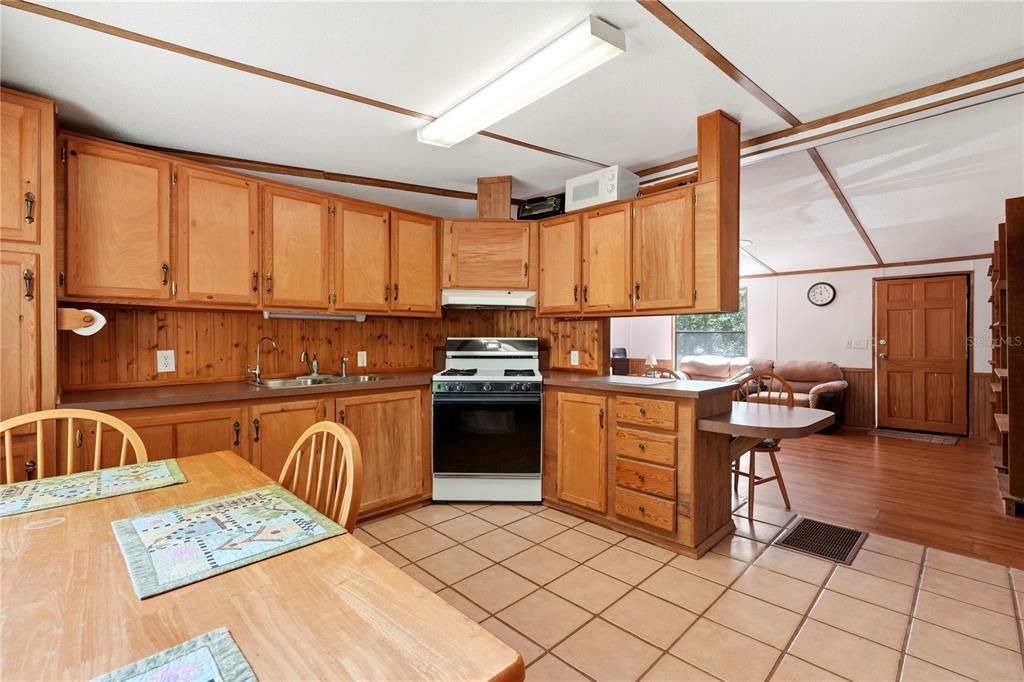 For Sale: $450,000 (6 beds, 4 baths, 2322 Square Feet)