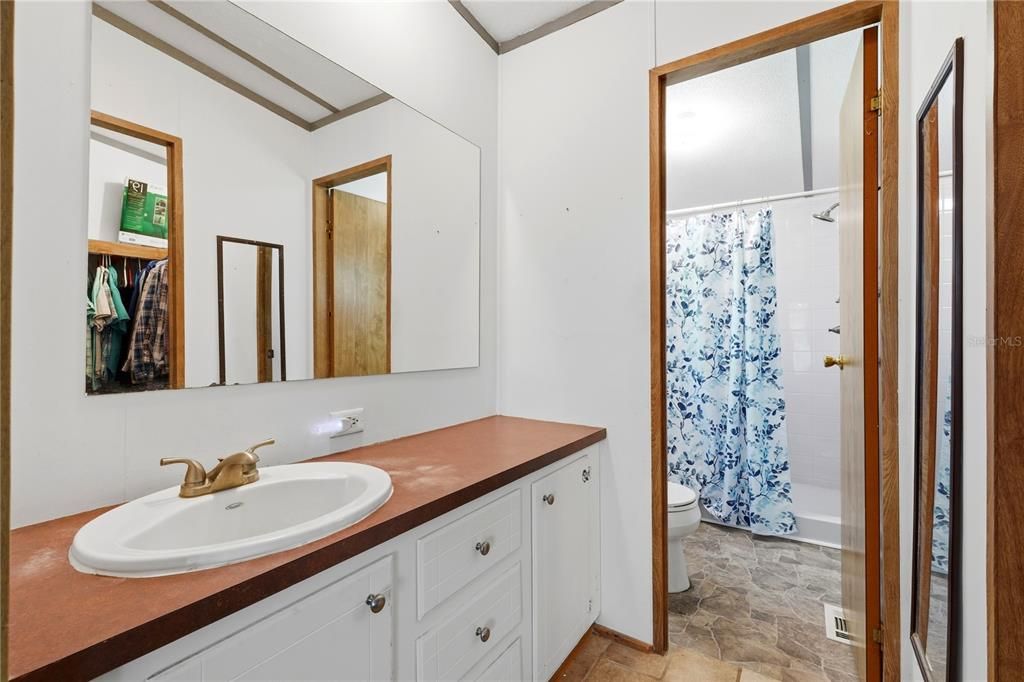For Sale: $450,000 (6 beds, 4 baths, 2322 Square Feet)