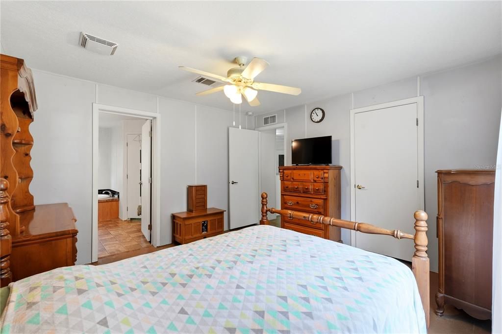 For Sale: $450,000 (6 beds, 4 baths, 2322 Square Feet)