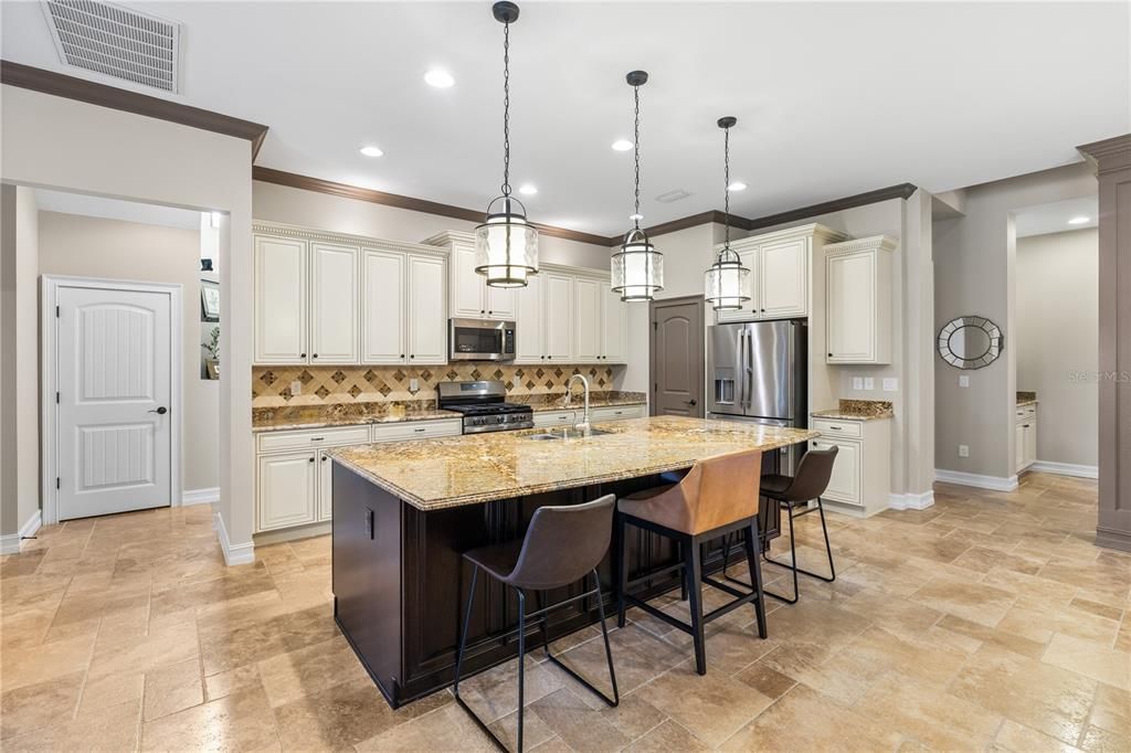 Activo con contrato: $879,000 (4 camas, 3 baños, 3826 Pies cuadrados)