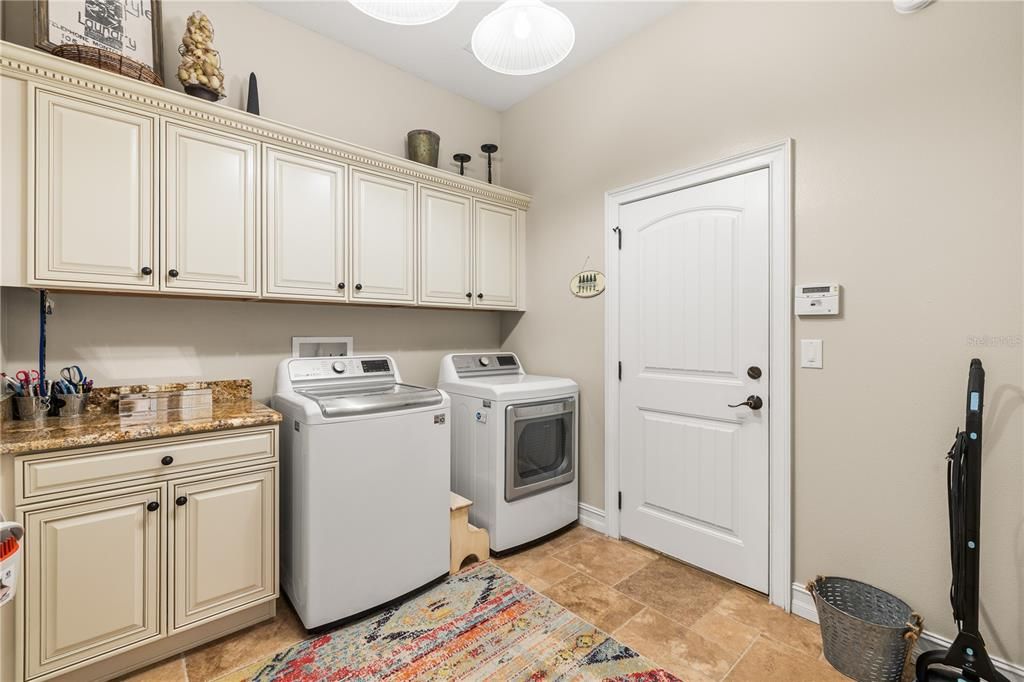 Activo con contrato: $879,000 (4 camas, 3 baños, 3826 Pies cuadrados)