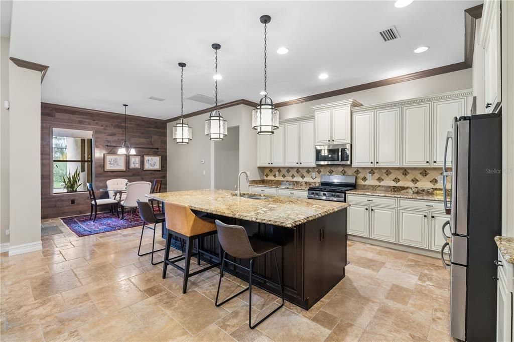 Activo con contrato: $879,000 (4 camas, 3 baños, 3826 Pies cuadrados)