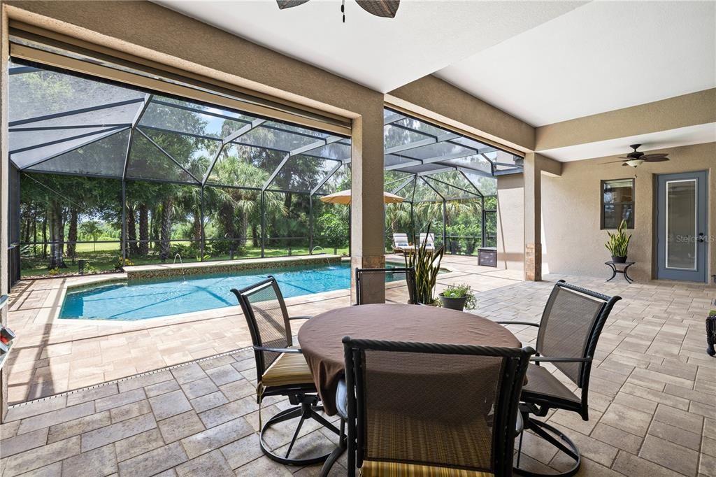 Activo con contrato: $879,000 (4 camas, 3 baños, 3826 Pies cuadrados)