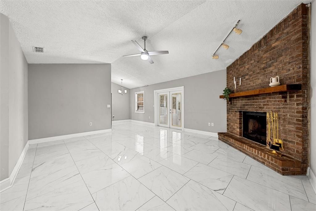 For Sale: $290,000 (3 beds, 2 baths, 1135 Square Feet)