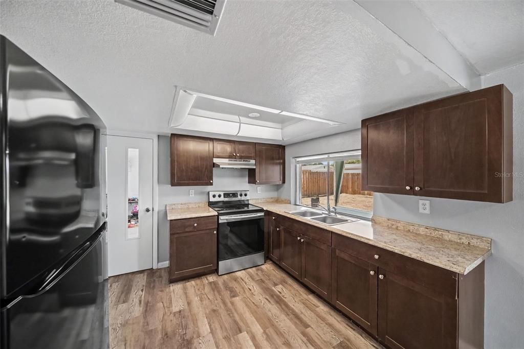 For Sale: $190,000 (3 beds, 2 baths, 1068 Square Feet)