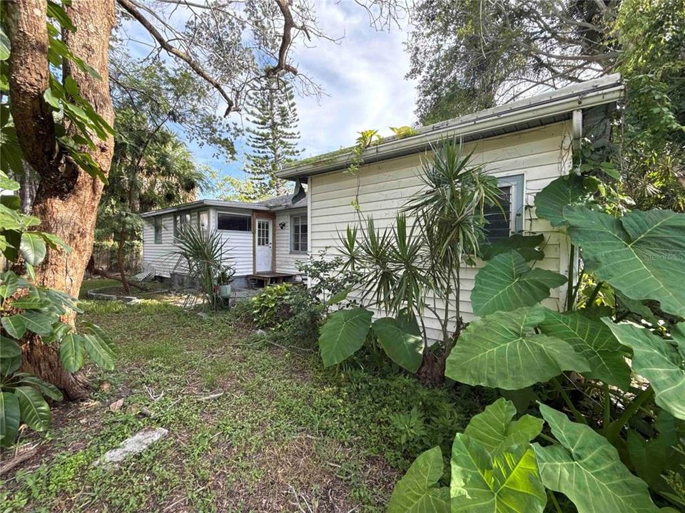 For Sale: $359,000 (3 beds, 3 baths, 1115 Square Feet)