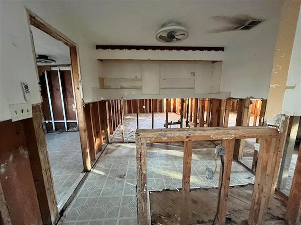For Sale: $359,000 (3 beds, 3 baths, 1115 Square Feet)