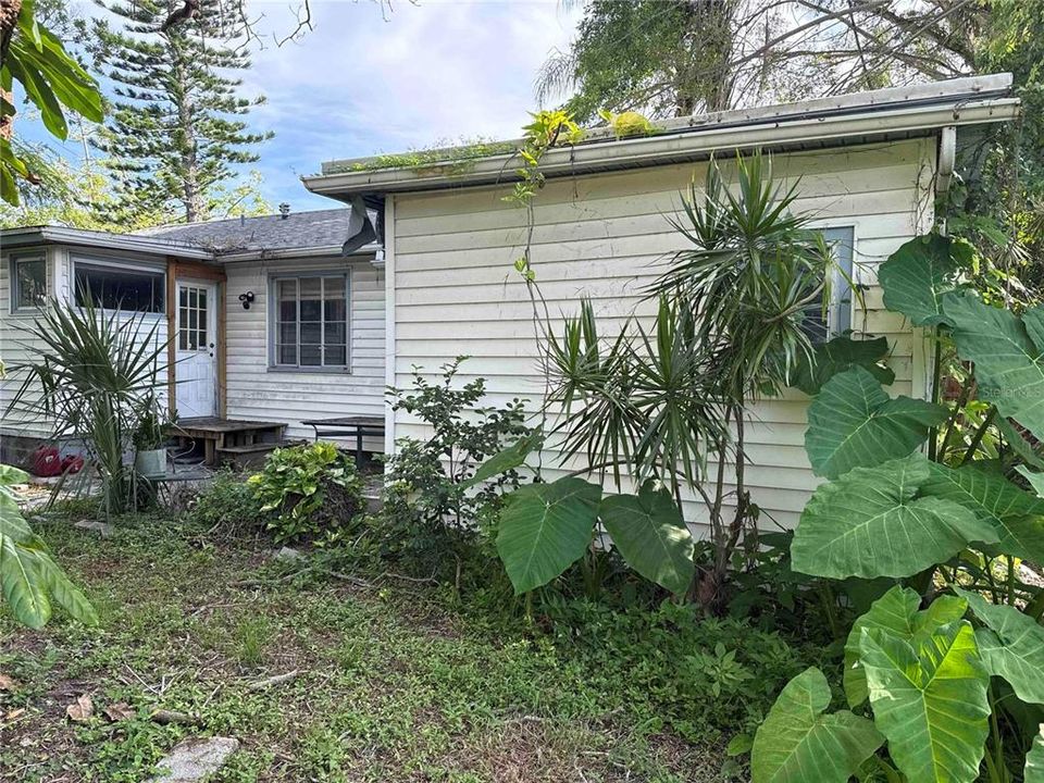For Sale: $359,000 (3 beds, 3 baths, 1115 Square Feet)
