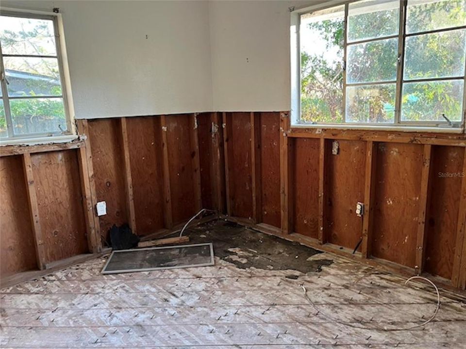 For Sale: $359,000 (3 beds, 3 baths, 1115 Square Feet)