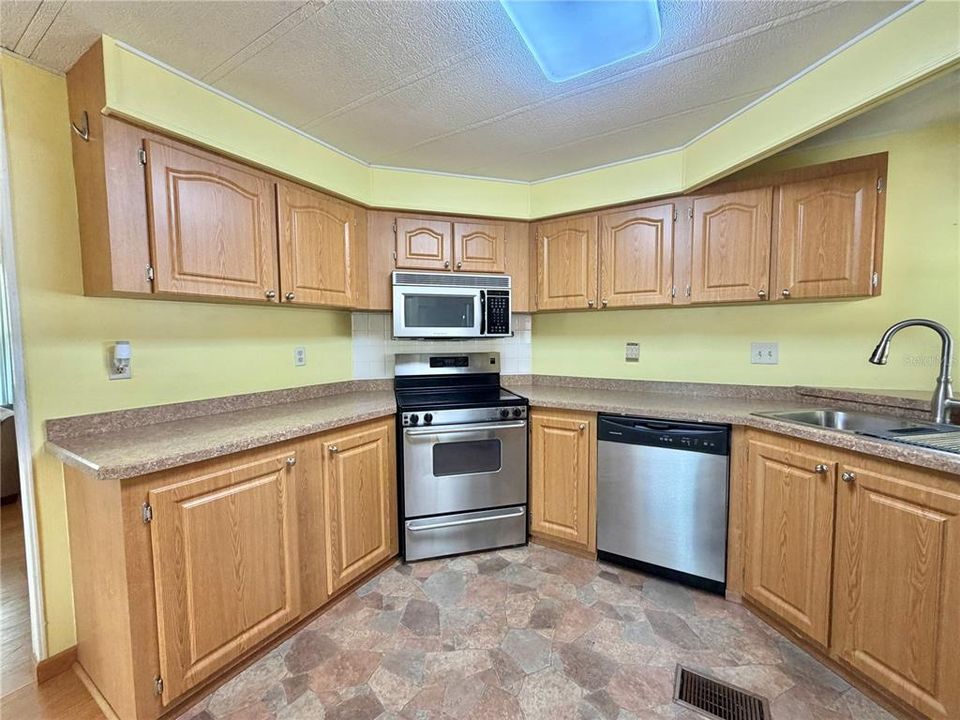На продажу: $125,000 (2 спален, 2 ванн, 1100 Квадратных фут)