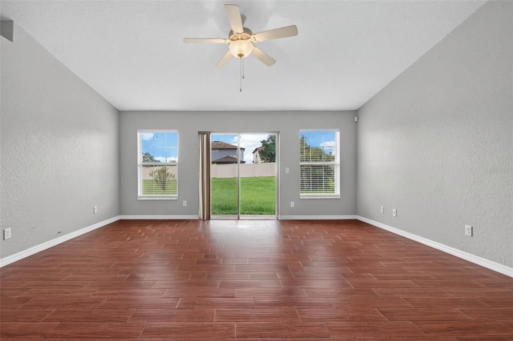 En Venta: $339,990 (4 camas, 2 baños, 1715 Pies cuadrados)