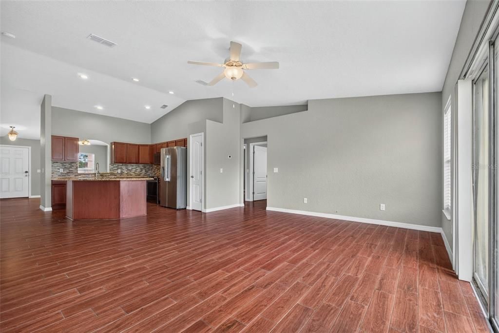 En Venta: $339,990 (4 camas, 2 baños, 1715 Pies cuadrados)