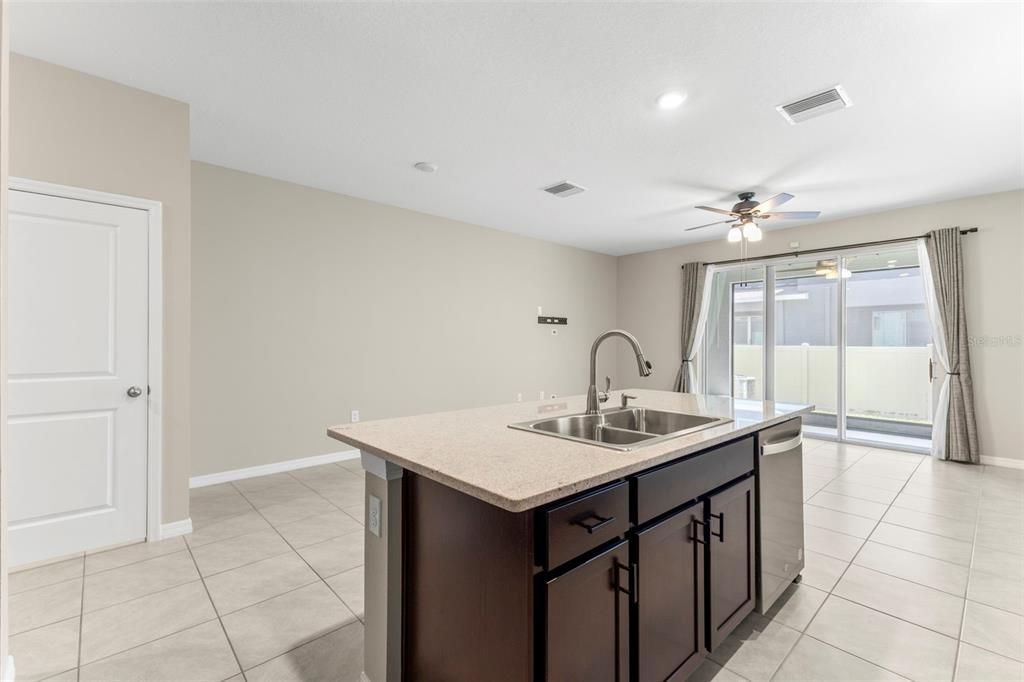 For Rent: $2,400 (3 beds, 2 baths, 1758 Square Feet)