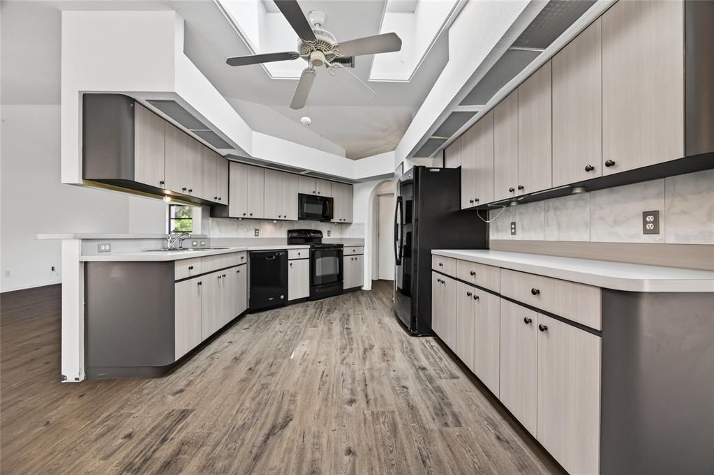 На продажу: $345,000 (3 спален, 2 ванн, 1682 Квадратных фут)