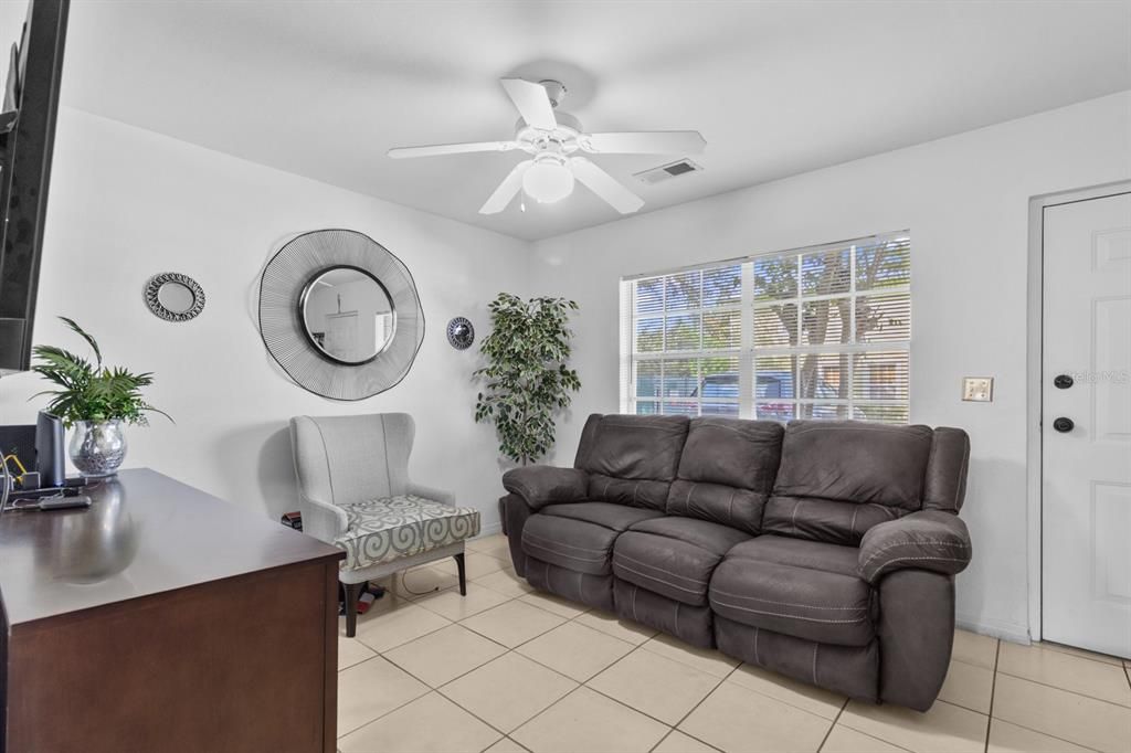 For Sale: $218,000 (2 beds, 1 baths, 960 Square Feet)
