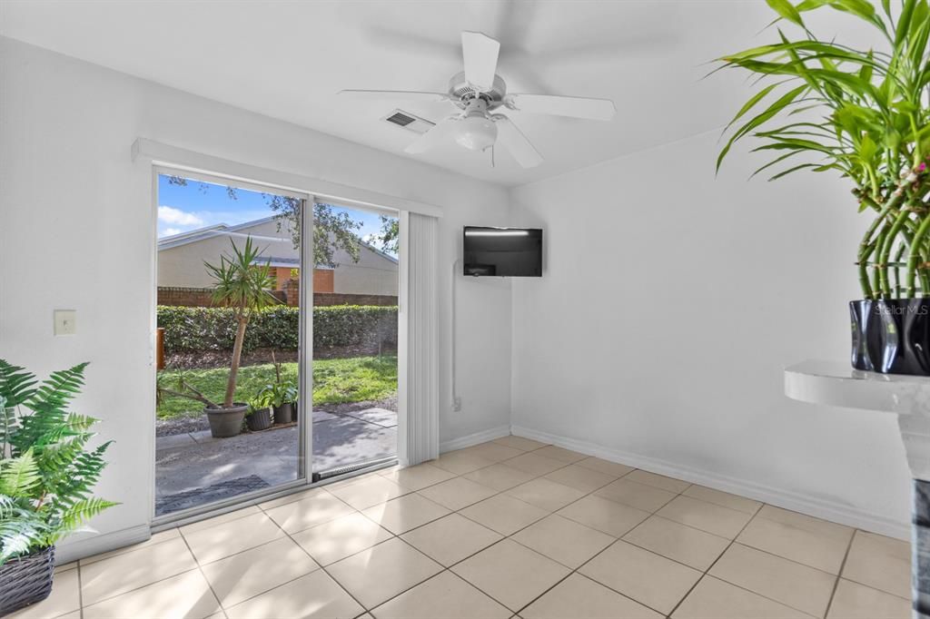 For Sale: $218,000 (2 beds, 1 baths, 960 Square Feet)