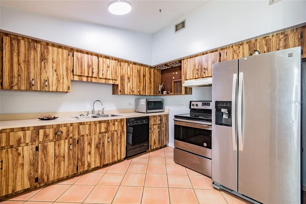 For Sale: $369,000 (3 beds, 3 baths, 1940 Square Feet)