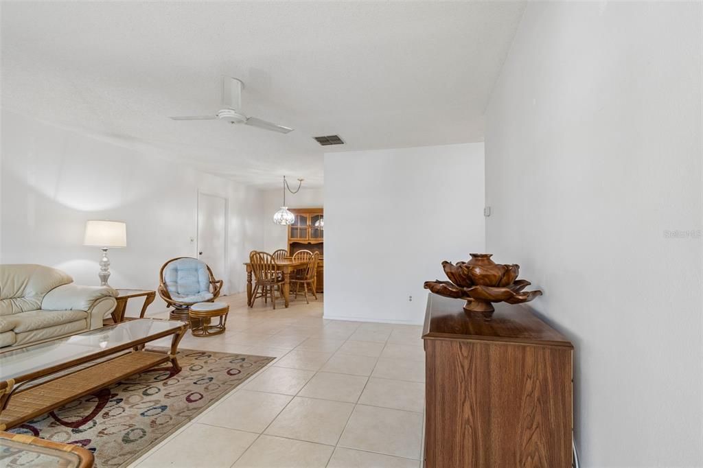For Sale: $200,000 (2 beds, 2 baths, 918 Square Feet)