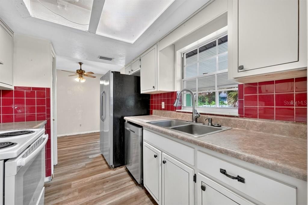 For Sale: $189,000 (2 beds, 2 baths, 1161 Square Feet)