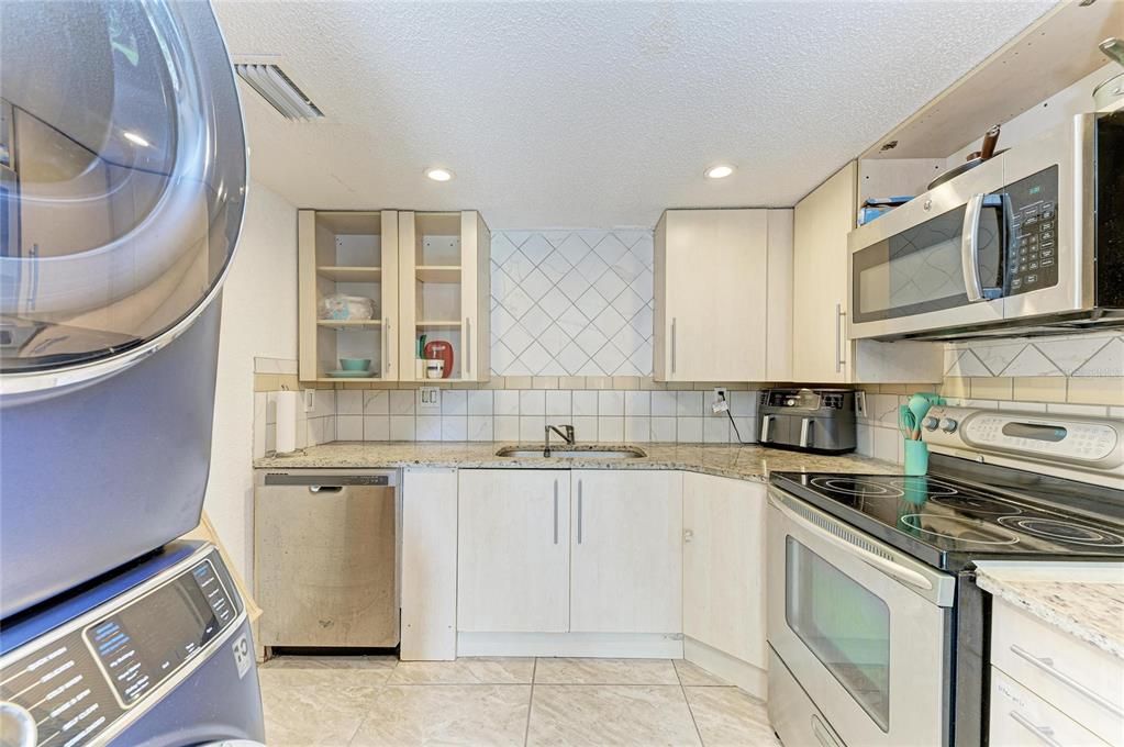 For Sale: $140,000 (1 beds, 1 baths, 741 Square Feet)