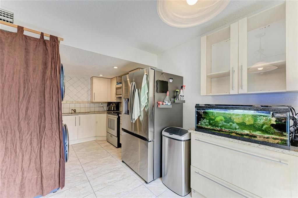 For Sale: $140,000 (1 beds, 1 baths, 741 Square Feet)