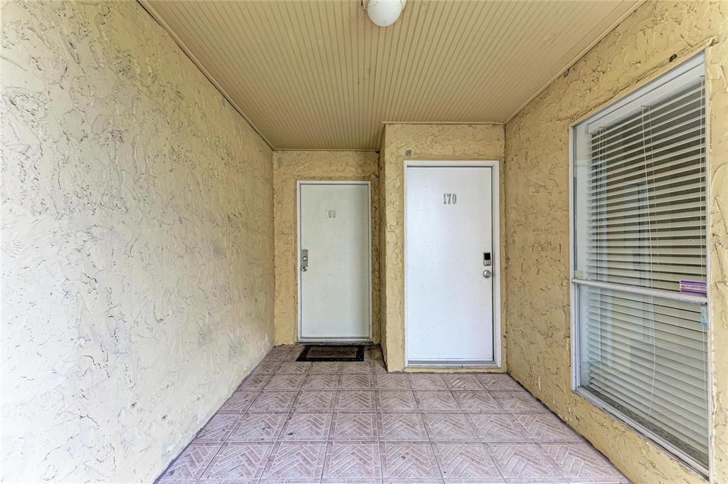 For Sale: $140,000 (1 beds, 1 baths, 741 Square Feet)