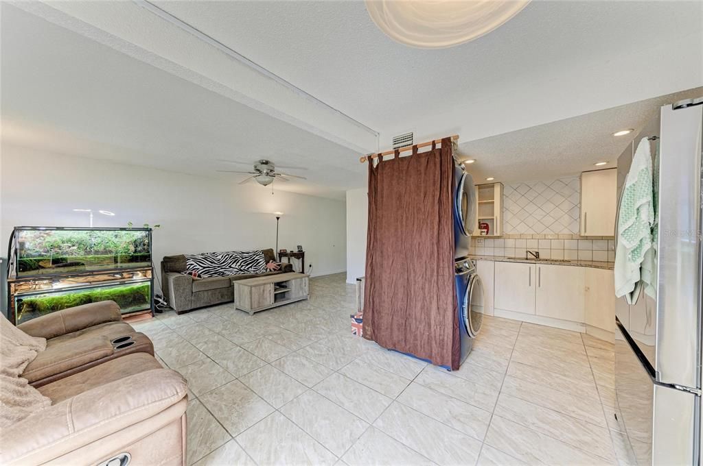For Sale: $140,000 (1 beds, 1 baths, 741 Square Feet)