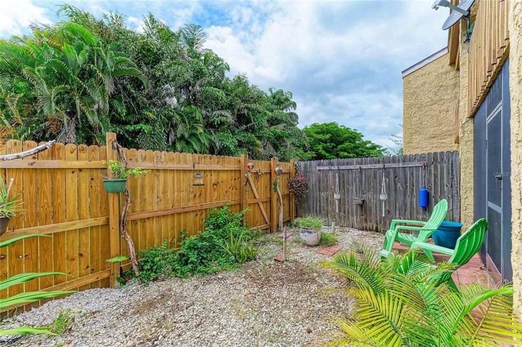 For Sale: $140,000 (1 beds, 1 baths, 741 Square Feet)